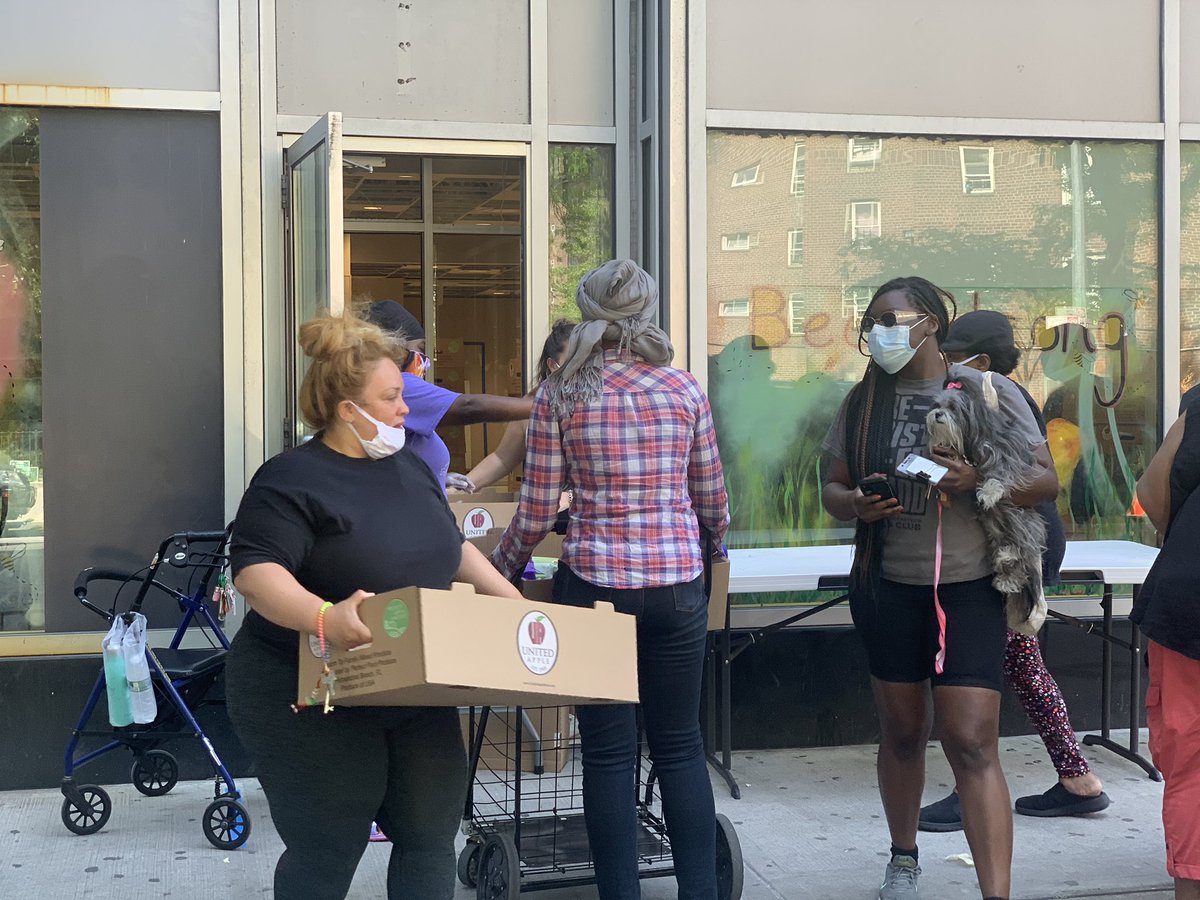 AuraDL2's tweet photo. Come get your fresh veggies and fruits @girlsclubny starting at 4PM until supplies last. These boxes look beautiful #LESGC #GivingBack thank you to @HarveyforNY for coordinating volunteer efforts https://t.co/9v54Jw50FD