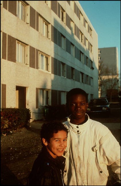 vintagelenses_'s tweet photo. FRANCE. Mantes la Jolie. Cité du Val Fourré. By Patrick Zachmann (1990). https://t.co/Vjf769z5Yj