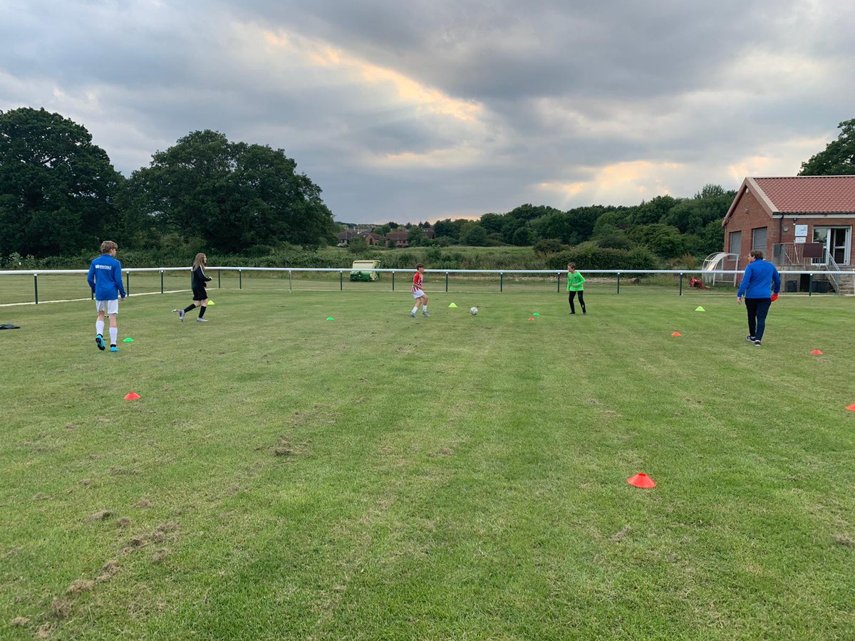 DavidDowling76's tweet photo. Great to see the boys back at last, social distancing training worked really well, great effort from the boys, really enjoyed it. Big shout out to the club for putting it all on and all the organisation, great stuff ⚽⚽🙌🙌 @BHFCEJA1 @ByersAlan #bhfccommunity @buckhursthillfc https://t.co/24owxCt9eE