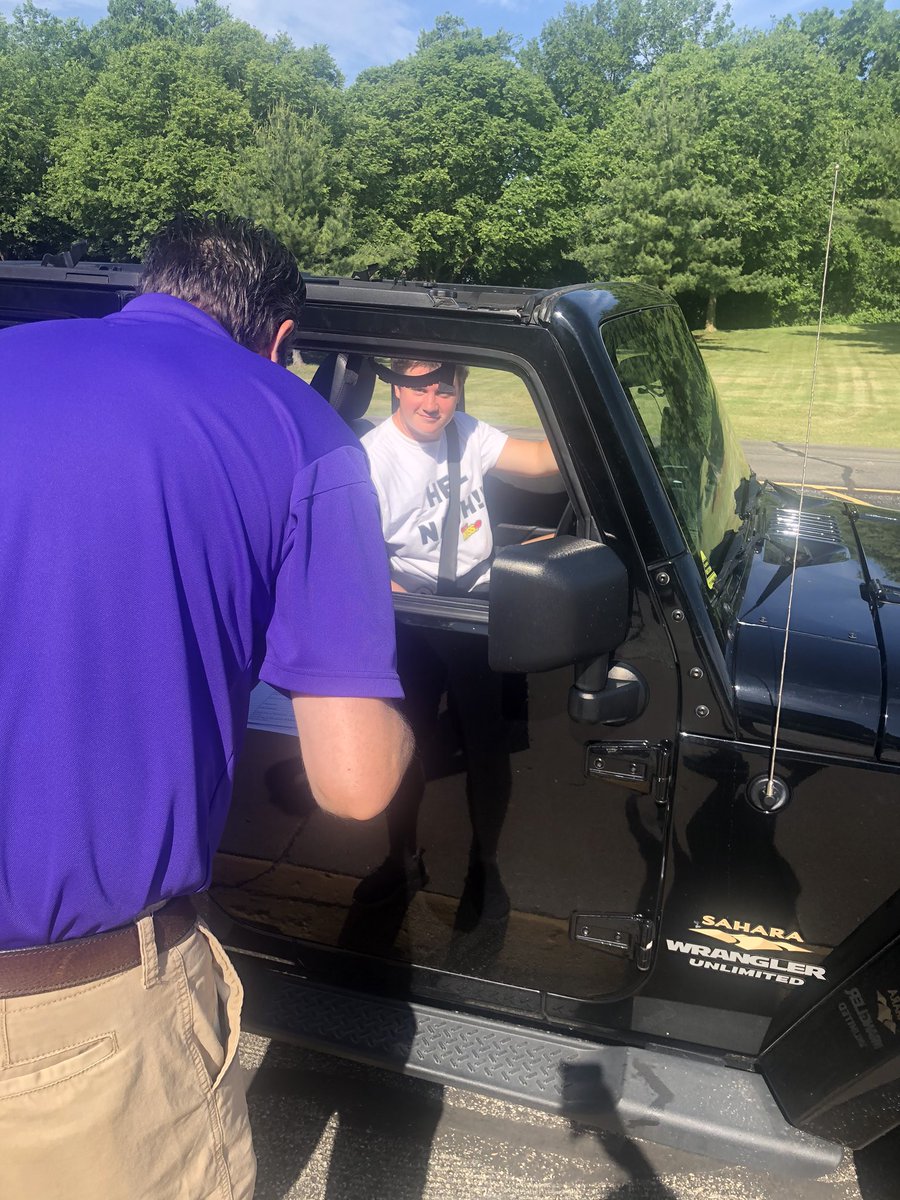 OconCurtis's tweet photo. Itβs Cap and Gown pick-up! Lots of smiles and a few tears! Proud of these Raccoons! #oconpride2020 https://t.co/UmFc420ZRW