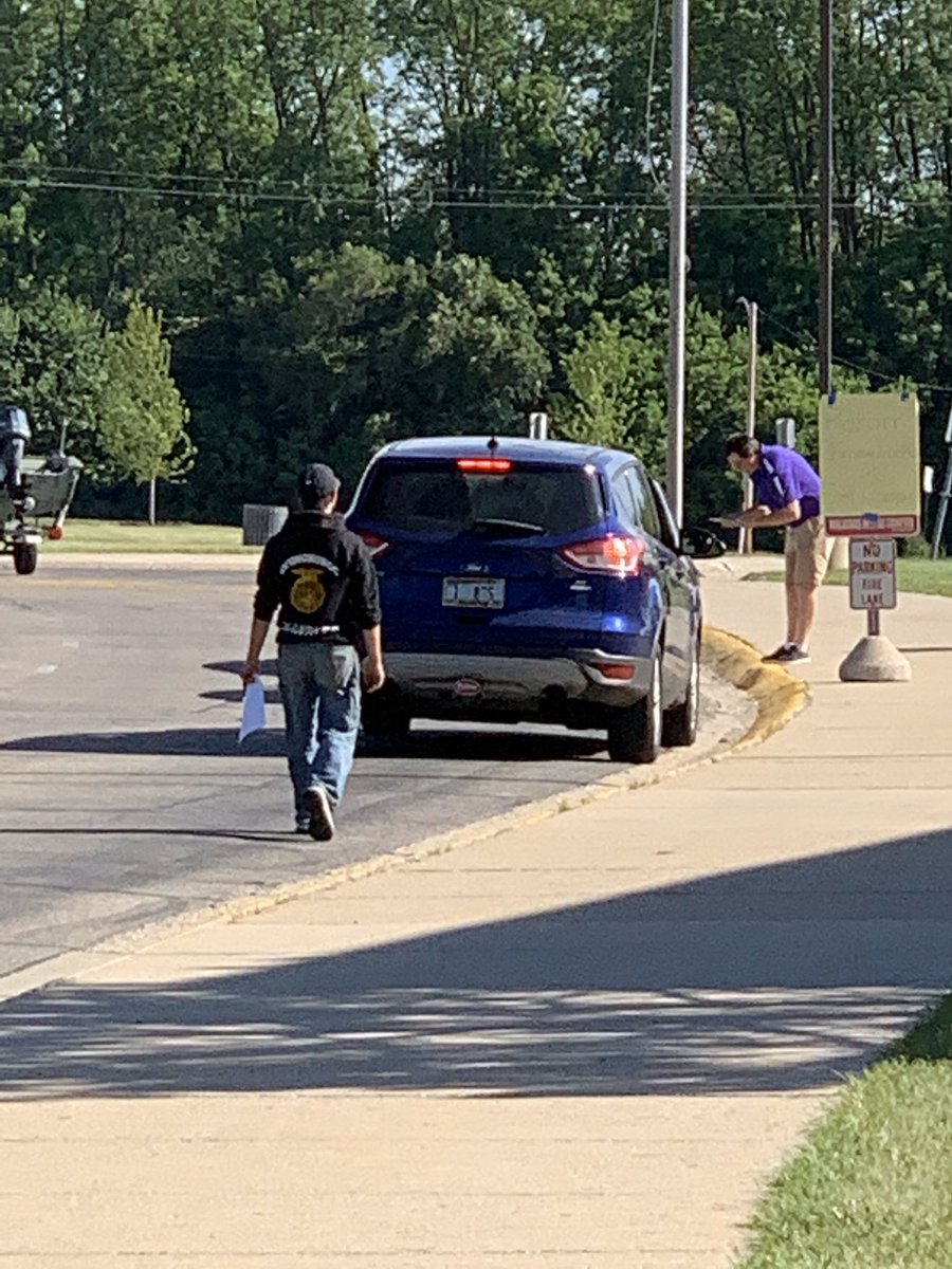 OconCurtis's tweet photo. Itβs Cap and Gown pick-up! Lots of smiles and a few tears! Proud of these Raccoons! #oconpride2020 https://t.co/UmFc420ZRW