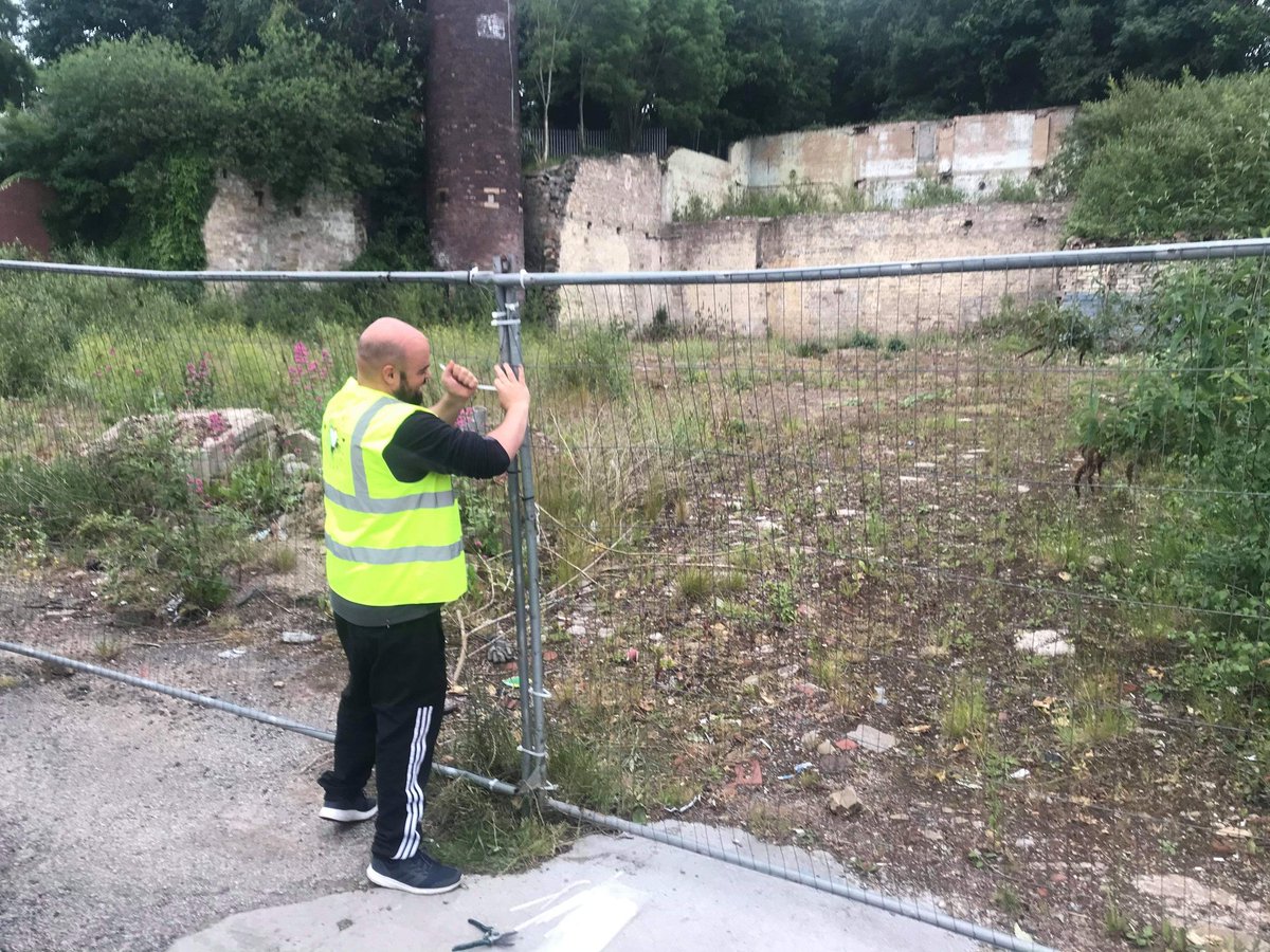 donna_bellamy's tweet photo. Thank you to @OneLinthwaite for securing the building site in linthwaite, whilst waiting for @KirkleesCouncil to take action #TakesACommunity #communityspirit #prideInLinthwaite https://t.co/KdU2wpymL0