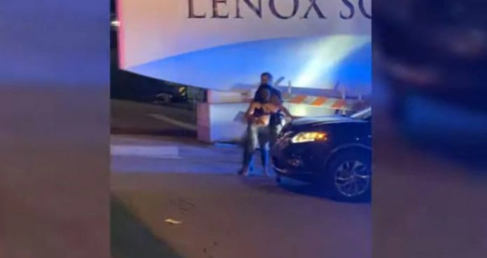 ElNacionalWeb's tweet photo. [VIDEOS] Graban a un policía golpeando a una joven afroamericana tras una protesta por George Floyden EE UU https://t.co/RguRcYhhvJ https://t.co/SRwXBd7E9S