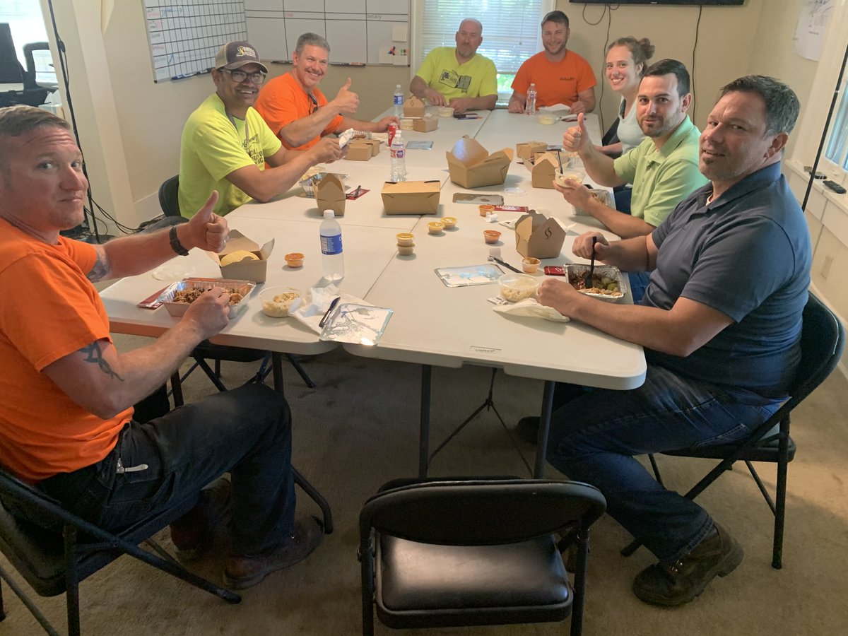 JPCullen1892's tweet photo. To kick-off #ComebackCuisine organized by
@MilwDowntown, our job team at the VA Soldier's Home enjoyed a tasty lunch from @smokeshack! We were able to purchase 21 lunches and look forward to our next lunch! #CullenCares https://t.co/0j6bb7KM0e
