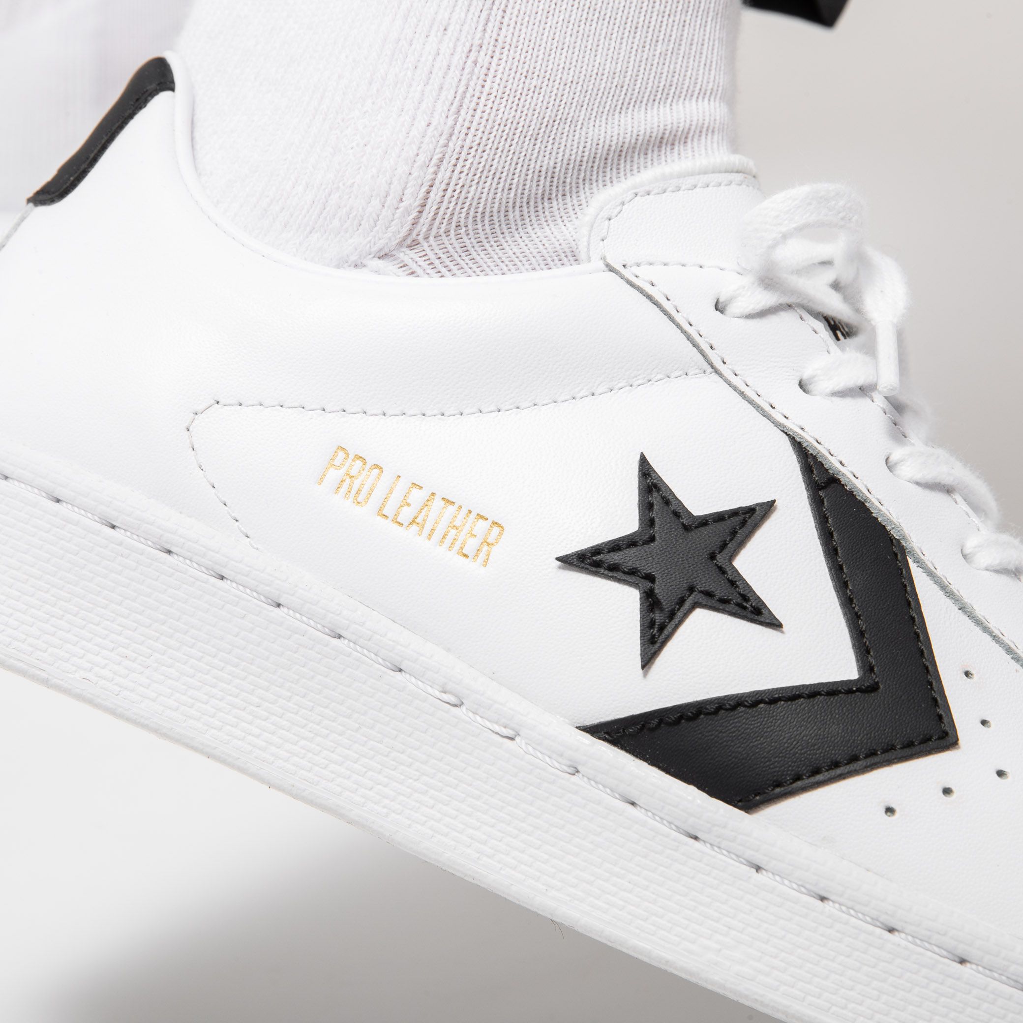 Converse bee leather discount