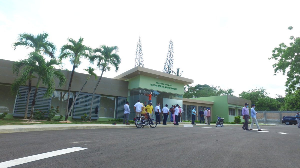 El gobernador provincial, licdo Ramón Güilamo, asistió la mañana de este martes, en compañía del ministro del Ministerio de Agricultura, Ing. Osmar Benitez y Aris Mora, director regional de agricultura, a la entrega de la ampliada y remozada Dirección General de Agropecuaria.