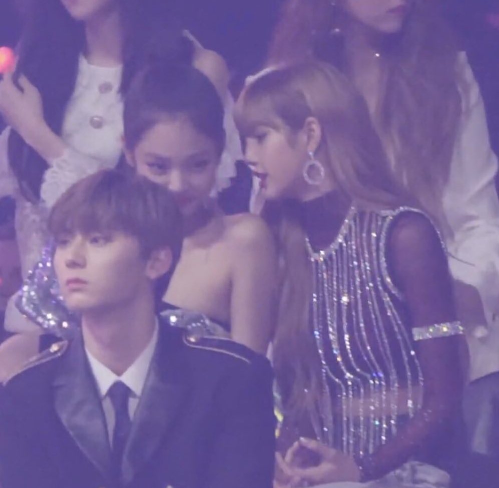 oneMealStand's tweet photo. ถึงฉันจะรักลิซ่ามากแค่ไหน แต่ฉันก็มั่นใจว่าตัวเ��งสู้เจนนี่ไม่ได้แน่นอน แค่เห็นเธอยิ้มให้น้องฉันก็ยอมทุกอย่าง ฉันกล้ำกลืนฝืนหยิบพร้าไปตัดต้นกล้วย ฉันยอมสละไม้พายสร้างเสาเรือนหอให้เธอ ว่าแต่ฤกษ์แห่ขันหมากกี่โมงนะคะ? https://t.co/5aN407pUXs