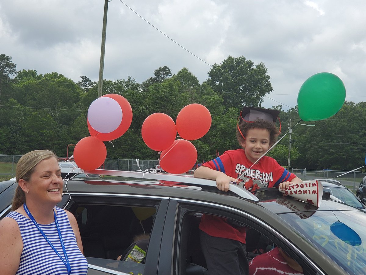 WingateESNC's tweet photo. PreK & kindergarten celebration,drive-thru style, was a success yesterday! We are so proud of you c/o 2032 &2033! #learners2leaders #clearcollaborativevision #ucpskindergarten #wingatestrong @WingateES_NC @UCPSNC @AGHoulihan @APShanda @educatingall https://t.co/kl09GX3erV