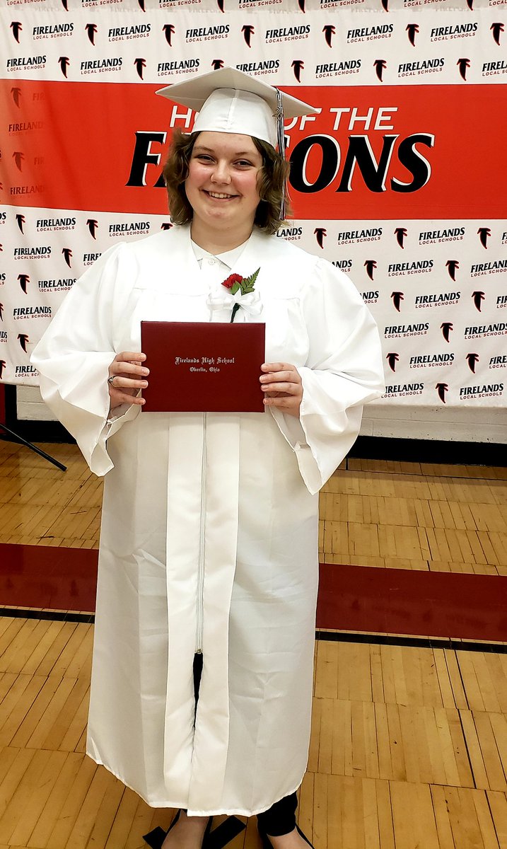Falcon_update's tweet photo. Graduation Day #2!

Congratulations to all of the seniors who will receive their diplomas today!

#FirelandsFalcons 
#FHSClassof2020
@FHSFalcnPrin 
@FLSDSuper 
@MrsKeenerFHS https://t.co/JanL7ZmtBH