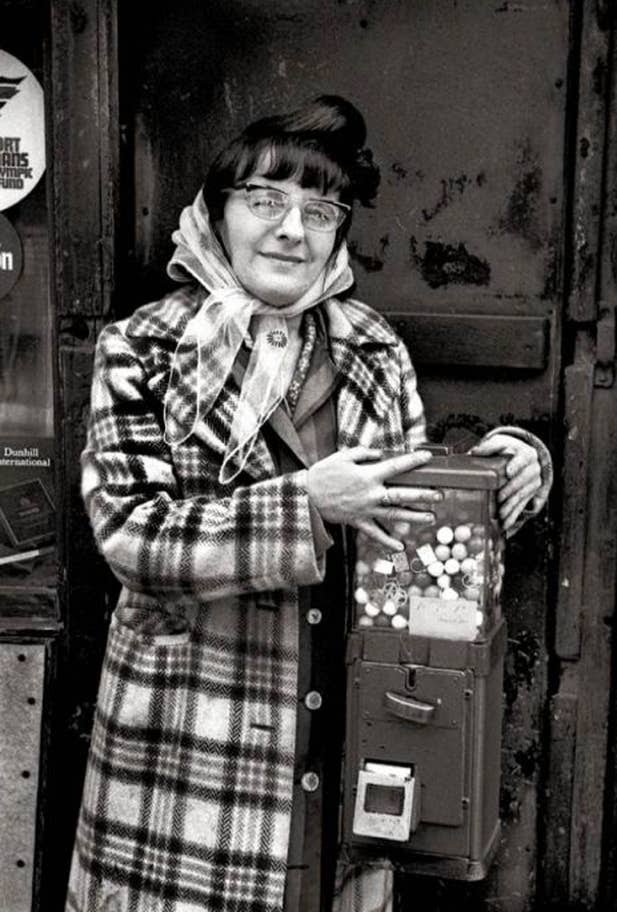 Woman with gumball machine, Spitalfields, 1967