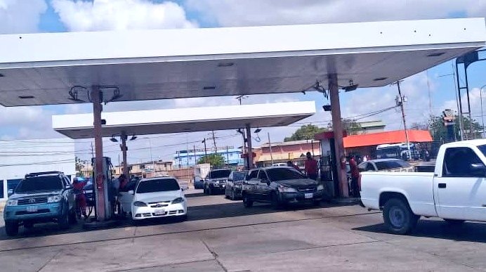 FNJPetrolera's tweet photo. La #EESS La Estrella en el Municipio Lagunillas, atendió a sus usuarios en una jornada de despacho de fructífera, funcionando el sistem #PDV_Bio de manera exitosa, con un cierre a las 12:00 m siguiendo instrucciones del gobernador @OmarPrietoGob
#9Junio @NicolasMaduro @dcabellor https://t.co/qJaqcMTDkV