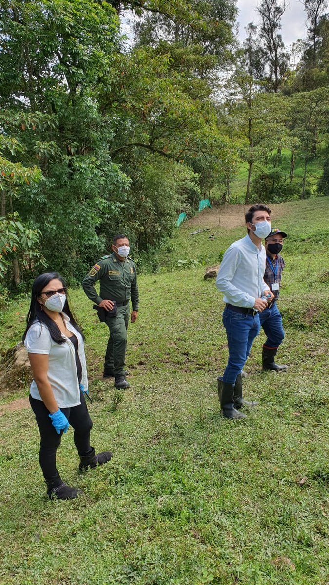🕵️‍♂️👨‍💼El Personero de Fusagasugá Fernando Augusto Martínez C., realizó el acompañamiento al operativo de control liderado por la administración municipal a las construcciones ilegales en el Cerro Fusacatan, sector La Ladrillera. facebook.com/54921312520372…