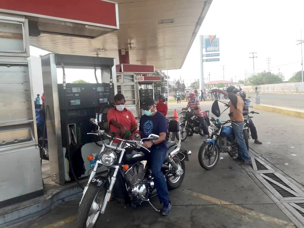 FNJPetrolera's tweet photo. Continuando con el despliegue, la #JuventudPetrolera supervisó la #EESS Lagunillas 17 que inició operaciones a las 7:00 a.m. con 100% de conectividad en el sistema #PDV_Bio, atendiendo a los usuarios de vehiculos y motos que se encontraban para el momento

@NicolasMaduro
#9Junio https://t.co/PXxL3F9DK8