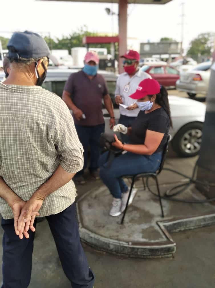 FNJPetrolera's tweet photo. De manera constante continúa el despliegue de la #JuventudPetrolera y la @JuventudPSUV para consolidar el apoyo en las #EESS de todo el país y surtir de forma exitosa el combustible en los vehiculos del pueblo #Venezolano

@NicolasMaduro
#MaximaConcienciaPorLaSalud https://t.co/6ArbQWIovU