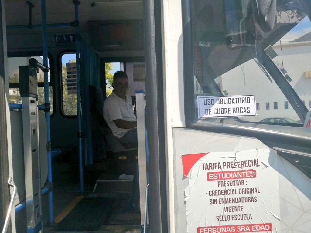 vialirapuato's tweet photo. ¡Esto no es una broma!
Cuando viajes en el #TransportePúblico es OBLIGATORIO el uso del cubrebocas evita que el operador sea sancionado o bien te niegue el acceso. 
Pongamos de nuestra parte para que esto pueda terminar rápido. 
#CuídateDentroYFueradeCasa https://t.co/5ov0vocZnx