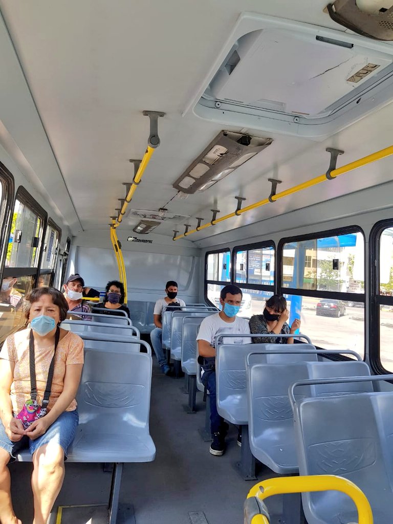 vialirapuato's tweet photo. ¡Esto no es una broma!
Cuando viajes en el #TransportePúblico es OBLIGATORIO el uso del cubrebocas evita que el operador sea sancionado o bien te niegue el acceso. 
Pongamos de nuestra parte para que esto pueda terminar rápido. 
#CuídateDentroYFueradeCasa https://t.co/5ov0vocZnx
