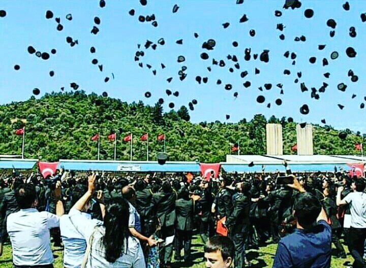 Muhtemelen üniversiteden  törensiz mezun olacağız, tüm hakkımızı lisede kullandık galiba. Zaten “Baklavanın üstüne de bir şey yenmez.”