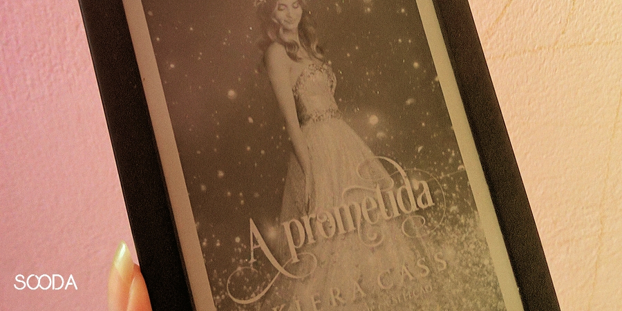 soodablog's tweet photo. Após 4 anos sem publicar novos livros, Kiera Cass retorna com sua nova trilogia✨ , cujo primeiro livro é 'A Prometida'. Confira o que achamos deste retorno em nossa resenha.
Link: https://t.co/tHkEsRnqVe
Amazon: https://t.co/3rY7Lpu4q9
#KieraCass #APrometida https://t.co/SoXCjGJlKv