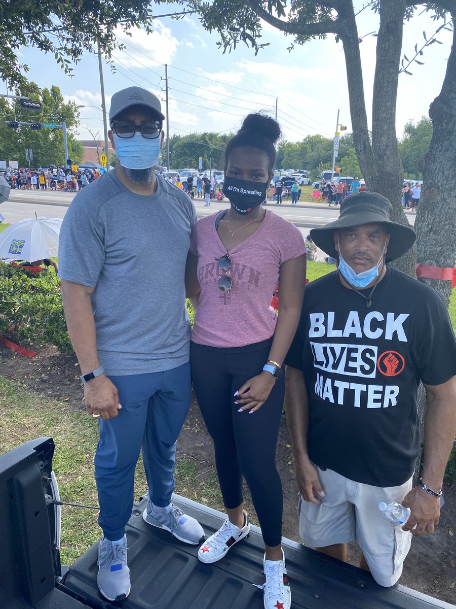 Families waiting to see #GeorgeFloyd caravan to cemetery in Pearland <a href="/abc13houston/">ABC13 Houston</a>