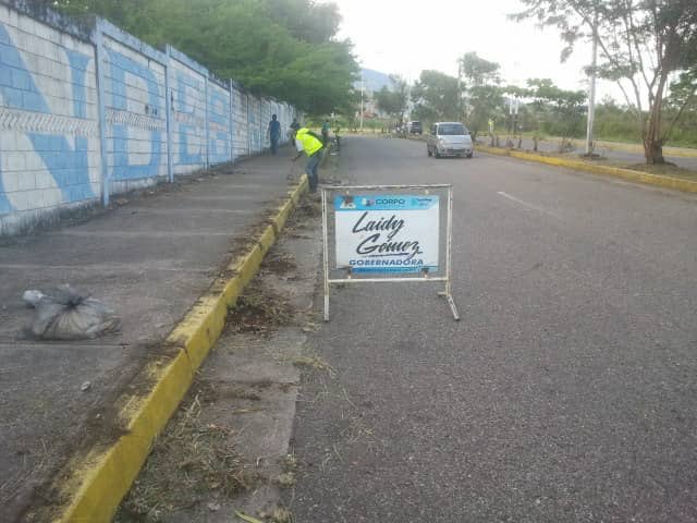 Corpotachira_'s tweet photo. Nuestra gestión continua de la mano de @gobiernotachira, seguimos al lado del núcleo de la ULA Táchira con las actividades de desmalezamiento, limpieza, desfilo y desorillado de brocal. Porque trabajamos por el bienestar de todos los tachirenses
@laidygomezf
@corpotachira_ https://t.co/1quORXqwxh