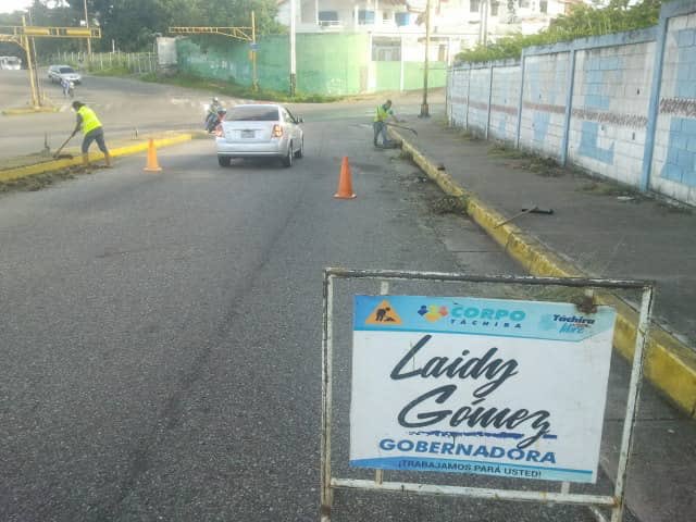 Corpotachira_'s tweet photo. Nuestra gestión continua de la mano de @gobiernotachira, seguimos al lado del núcleo de la ULA Táchira con las actividades de desmalezamiento, limpieza, desfilo y desorillado de brocal. Porque trabajamos por el bienestar de todos los tachirenses
@laidygomezf
@corpotachira_ https://t.co/1quORXqwxh
