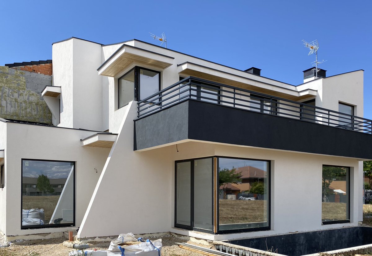 BioPasiva_'s tweet photo. Ya no queda nada para terminar nuestra espectacular casa  #biopasiva de Paracuellos de Jarama!!! Esta preciosa vivienda de 220 m² construida bajo el estándar  #passivhaus Una construcción #Sostenible respetuosa con el #MedioAmbiente y #saludable diseñada por @mhelorza https://t.co/BsNGMeCqsk