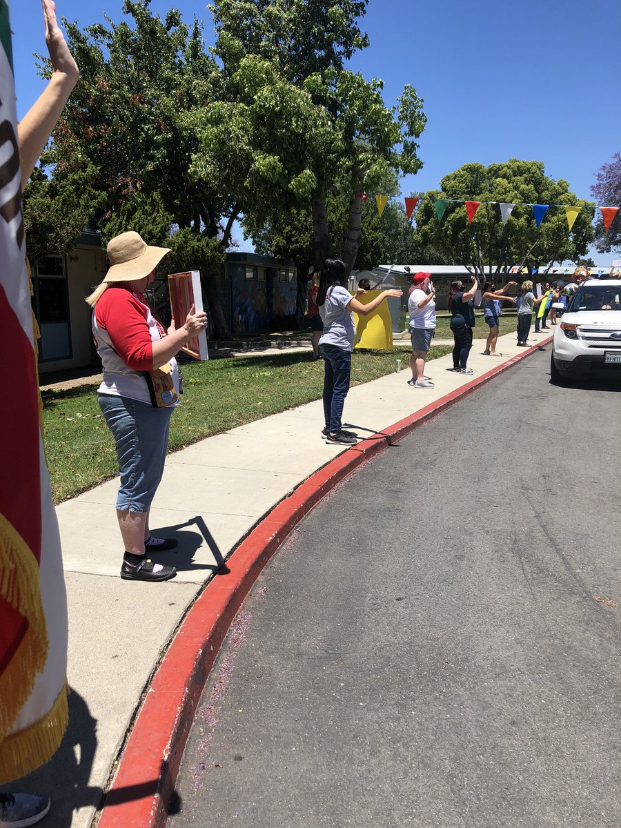 handyelementary's tweet photo. Today was our Kindergarten Promotion Parade!! It was great to see these smiling faces. We miss you and can’t wait to see you as first graders! 🎓 🐝 ❤️ #handyelementary #kindergarten #kindergartengraduation #handystong #ousdstrong https://t.co/CRyC5JH5tu
