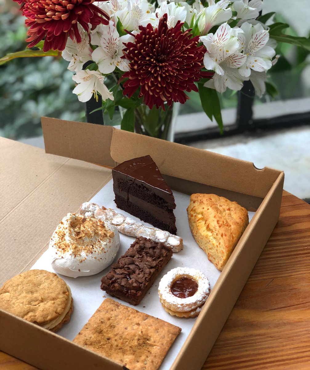 Escaramuza on Twitter: "Caja dulce especial Día de la madre ♥️ También  podés optar por la clásica caja dulce con ocho productos de nuestra  pastelería ($550) o con productos a elección ($650).