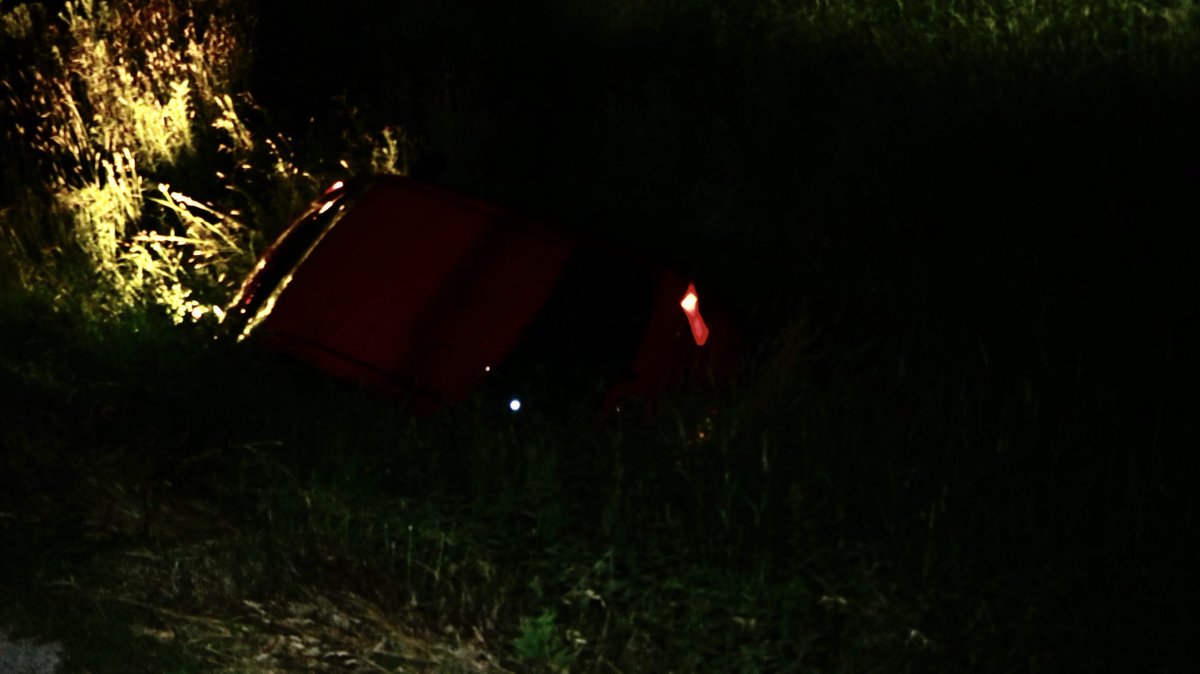 Auto komt in naastgelegen sloot tot stilstand bij eenzijdig ongeval -..