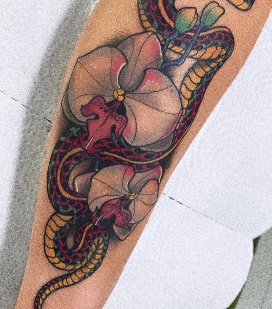Lunaxpoledancer's tweet photo. Just got this awesome snake and flowers tattoo some weeks ago, I love it 😩💖🔥🌈 https://t.co/jfHsJmEb5M