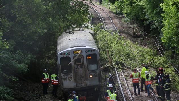 Yellow Line train derails after striking tree: One passenger was transported to St. Francis Hospital after at CTA Yellow Line train derailed shortly after 4 p.m. this afternoon just west of Asbury Avenue in Evanston. dlvr.it/RYK1PV
