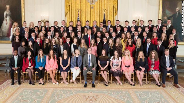javicaches's tweet photo. Pasantes de la Casa Blanca en las presidencias de Obama y Trump. Casi una declaración de principios. https://t.co/2AO1rFGZk8