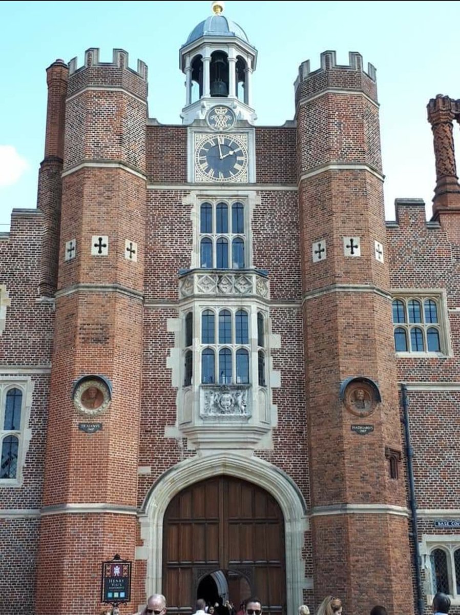 I add a bit of blurb to many of the images I upload - which can be frustrating as I love telling stories in a descriptive way; difficult in 140 characters! It's why I tend to be more active on my FB page.

However few words are needed here.

Hampton Court is just majestic.