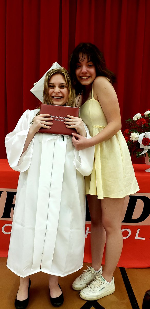 Falcon_update's tweet photo. It's a great night to graduate! 
Best wishes to these FHS graduates!

@FHSFalcnPrin @FLSDSuper @MrsKeenerFHS @FLSDhsCounselor 

#FirelandsFalcons
#FHSSeniors2020 https://t.co/CsDhavJd9a