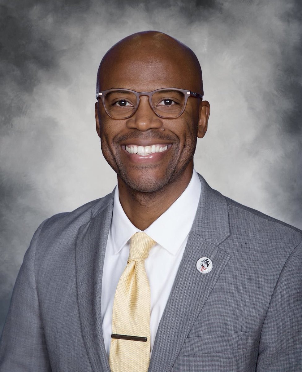 RiverviewSharks's tweet photo. So excited to welcome Mr. Ivin Gunder to “The View” as our new principal! @IvinJGunder @HillsboroughSch https://t.co/nUwo2bMHcJ