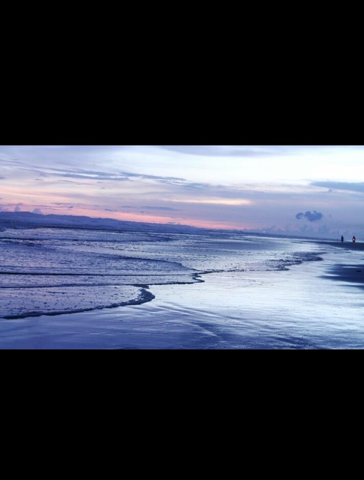 Gelombang
Tak semua sama tinggi
Tetap akan sampai di pesisir
Meski banyak buih yang mengantar
Pasir laut tak setinggi
Biru langit diangkasa