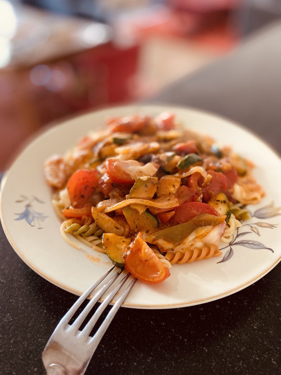 Wat is lekker en gezond eten toch heerlijk. Geen vlees, kalm met kaas, geen prefab saus, veel gebakken groenten, liefst uit eigen streek. En de betere pasta 🍝 liefst zelfgemaakt, maar dat lukt me met fusilli niet :)