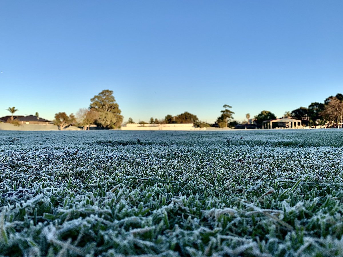 Nathanjw86's tweet photo. Very cold but beautiful start to the school day in Adelaide this morning! The Forbes oval is looking fantastic. Hopefully this will inspire some writing. #winter #Adelaide #DECD https://t.co/oXR8nb8pln