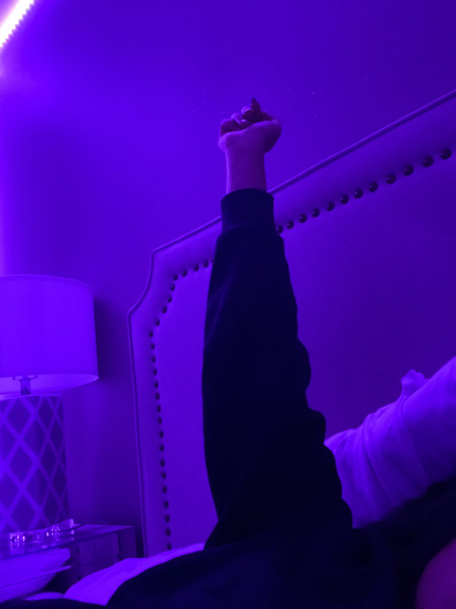 sasouumk's tweet image. Personne : 
Vraiment personne : 
Moi allongée sur mon lit :