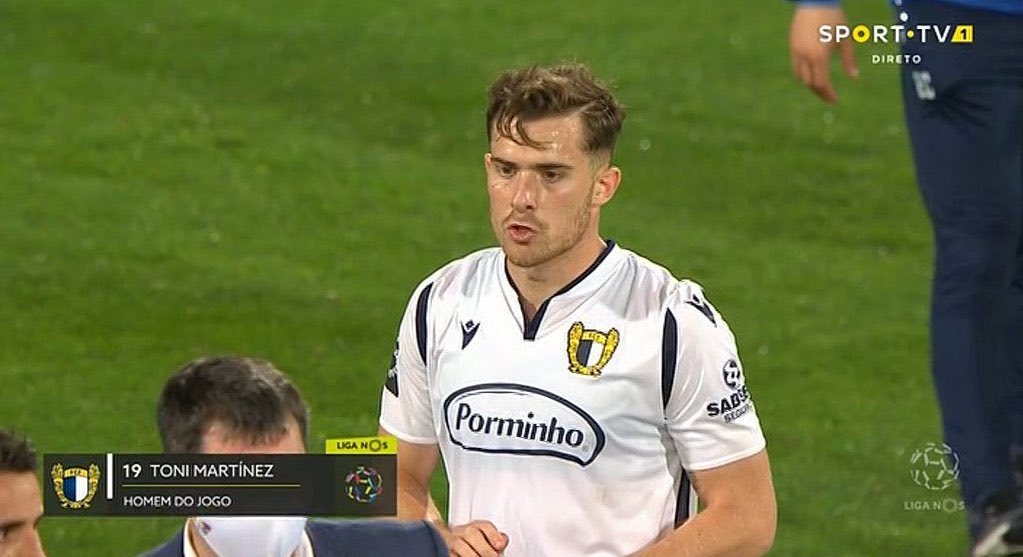 🇵🇹 El delantero murciano del Famalicão <a href="/AntonioMtnez_29/">Toni Martínez</a>, elegido mejor futbolista del Gil Vicente 1-3 Famalicão. Provocó el penalti del 0-1 y asistió en el 0-2.