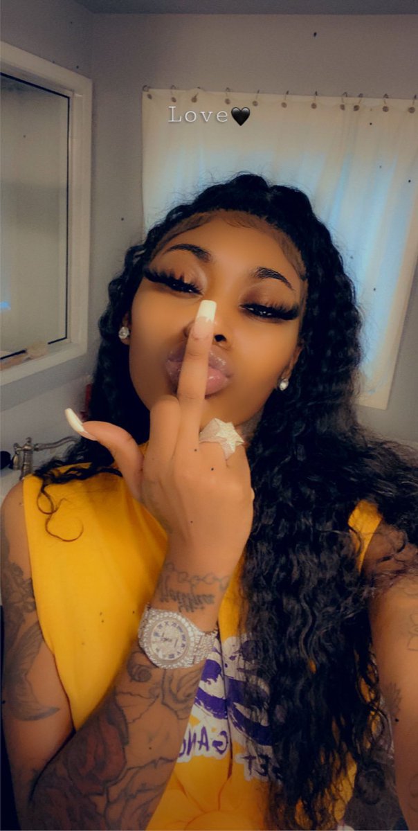 AsianDaBrattt's tweet photo. Fuck that makeup shit today...I’m Thuggin 💜 https://t.co/9ki0BzHPTO