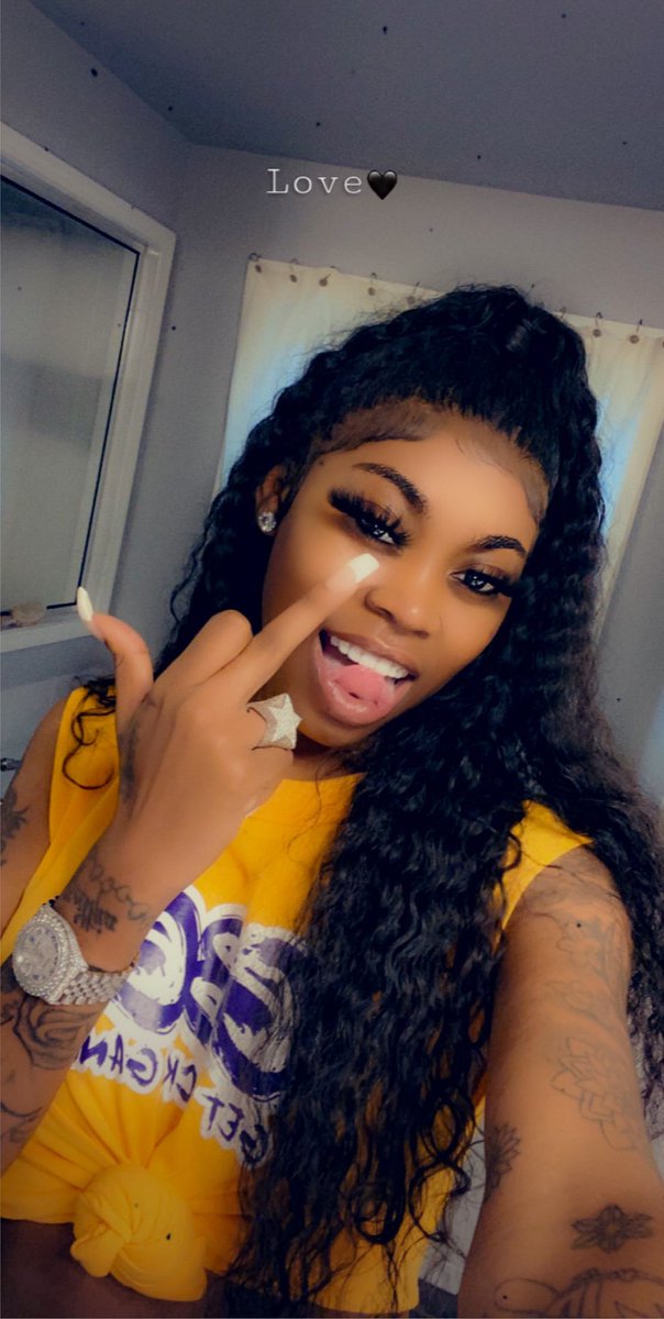 AsianDaBrattt's tweet photo. Fuck that makeup shit today...I’m Thuggin 💜 https://t.co/9ki0BzHPTO