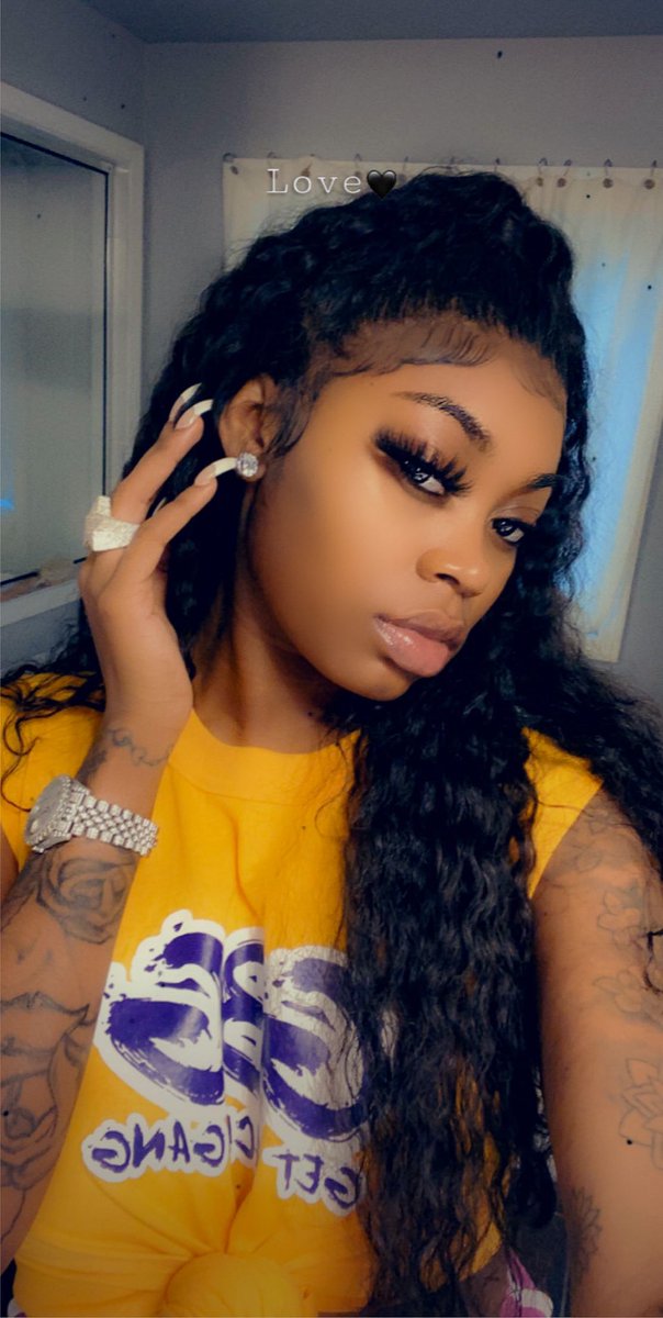 AsianDaBrattt's tweet photo. Fuck that makeup shit today...I’m Thuggin 💜 https://t.co/9ki0BzHPTO