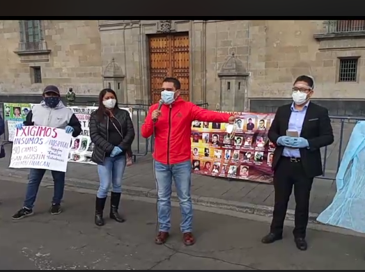 citlalinoticias's tweet photo. #DeÚltimaHora 
En estos momentos personal del ayuntamiento de @GobChimalhuacan y personal de los hospitales #90Camas y San Agustín del municipio, piden a las afueras de Palacio Nacional, insumos para los nosocomios. 
A unos minutos de comenzar la conf. de @HLGatell https://t.co/nK6z6SI2Xa