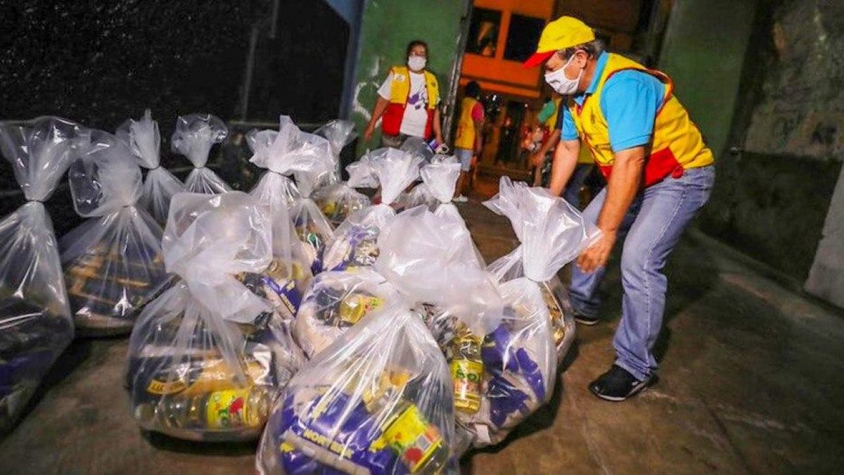 ConvocaPe's tweet photo. #NUEVO 1837 funcionarios públicos con contratos vigentes y que no son considerados como población vulnerable recibieron canastas en regiones con más casos de COVID-19. Lee aquí: https://t.co/3g1drLjwXv [Hilo] https://t.co/8MuUzbtMxT