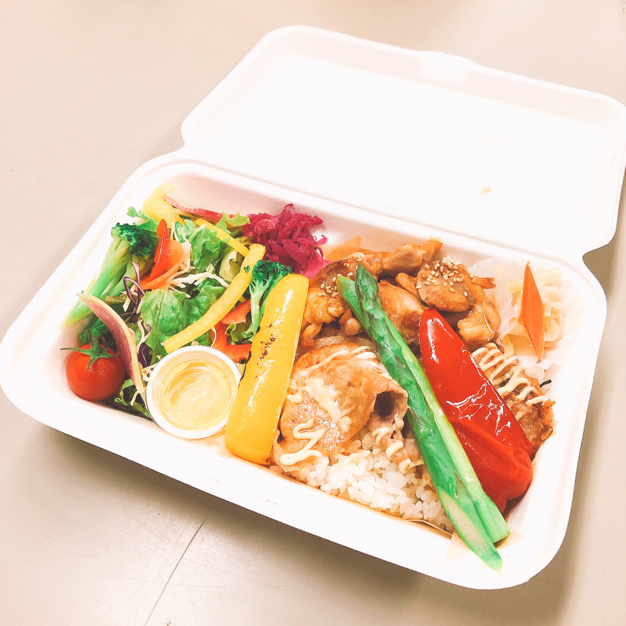 かみふらの十勝岳観光協会 おうちでグルメ上富良野 今日はレストランふらのグリル 後藤純男美術館 さんの テイクアウトをご紹介します かみふらのポーク 道産チキン フレッシュ野菜満載ヘルシーlunch Box 850円 ポークとチキンが入ったボリューム