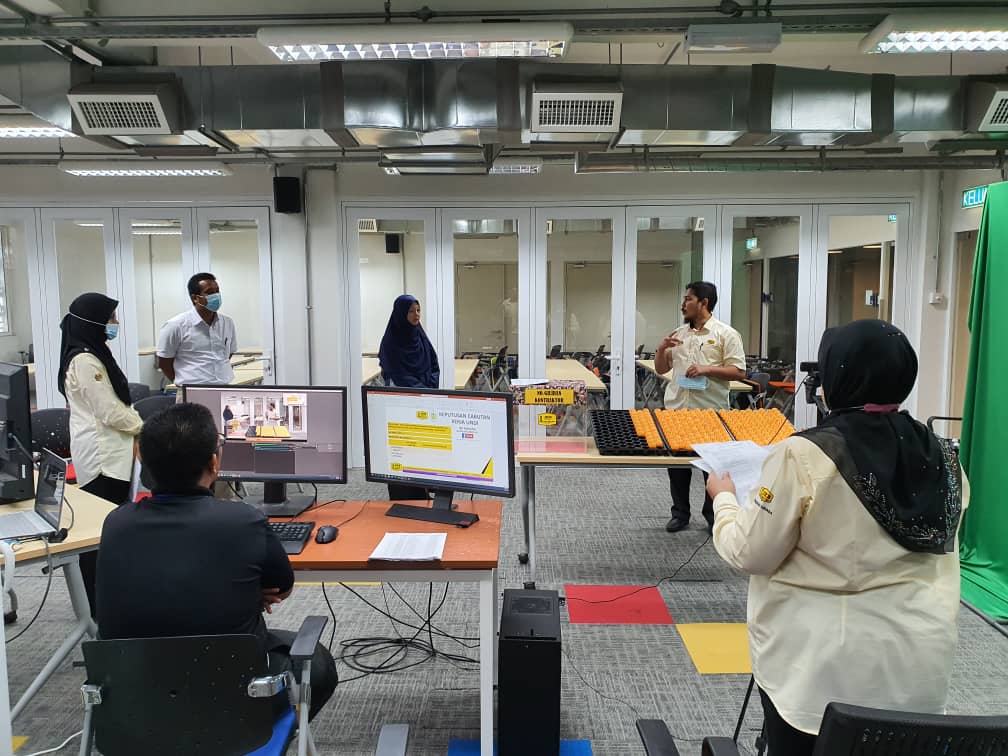 Sesi Cabutan Undi JKR Marang Secara FB Live Sebentar tadi facebook.com/47960922878358… Alhamdulillah semua berjalan lancar dan kontraktor berpuas hati. <a href="/yusufghani200/">تذكرة</a> <a href="/jasmi99203168/">jasmi</a> <a href="/JKRMalaysia/">JKR Malaysia</a> <a href="/JKRTerengganu/">JKR Terengganu</a> <a href="/AMALL27399/">Ir. AMALLUDIN BIN ZOLKIFLI</a>