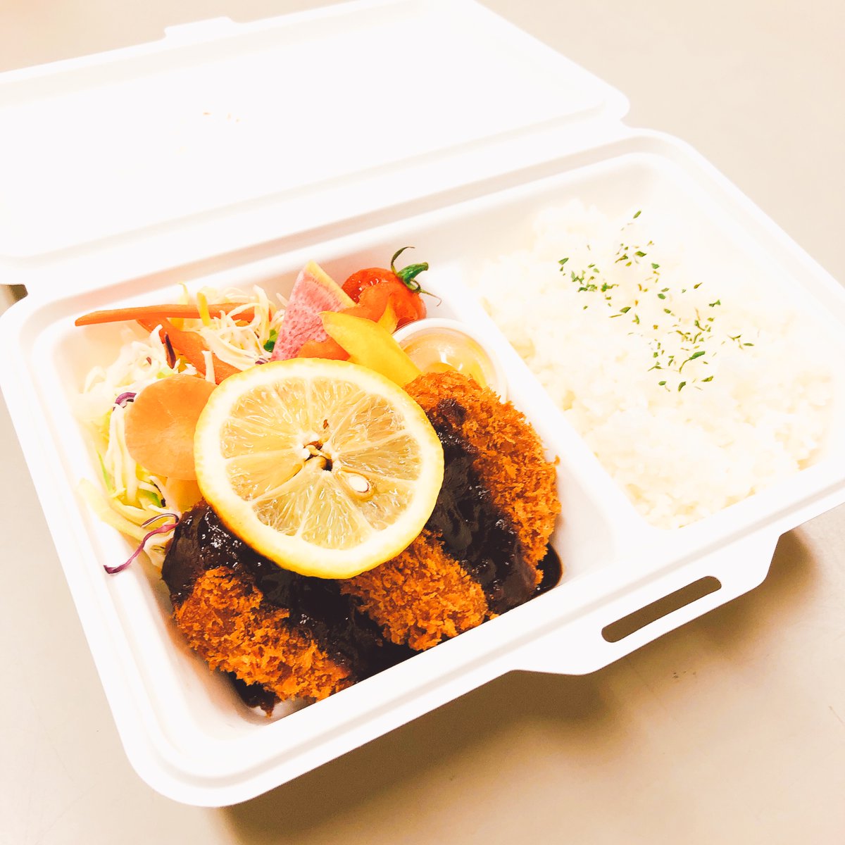 かみふらの十勝岳観光協会 おうちでグルメ上富良野 今日はレストランふらのグリル 後藤純男美術館 さんの テイクアウトをご紹介します かみふらのポーク 道産チキン フレッシュ野菜満載ヘルシーlunch Box 850円 ポークとチキンが入ったボリューム