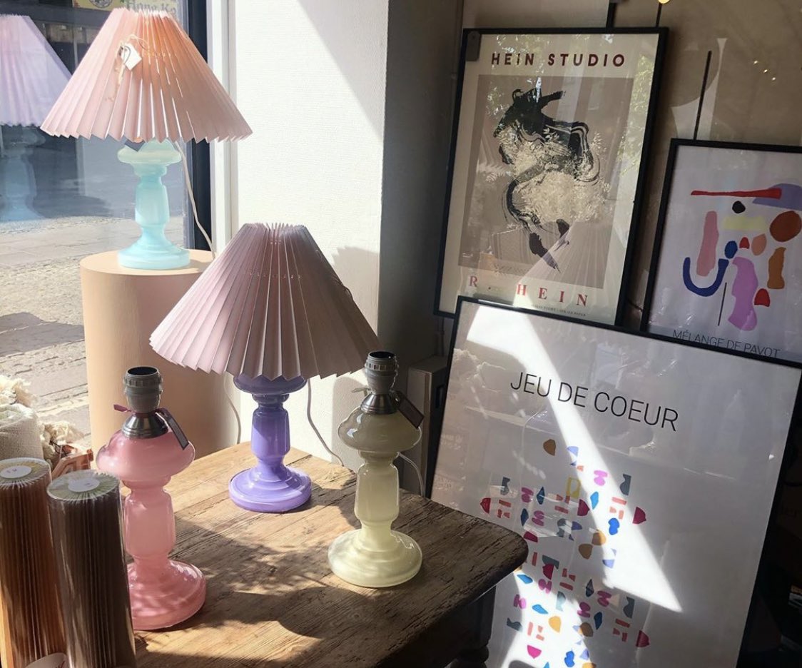 FABREK ร้านขายของแต่งบ้านใน Denmark มีแต่ของน่ารักๆ ชอบพวกเทียนกับเครื่องแก้วเค้า ทั้งสีทั้งดีไซน์น่ารักมากๆ🛋🕯🎨✨ (ig: fabrek_)