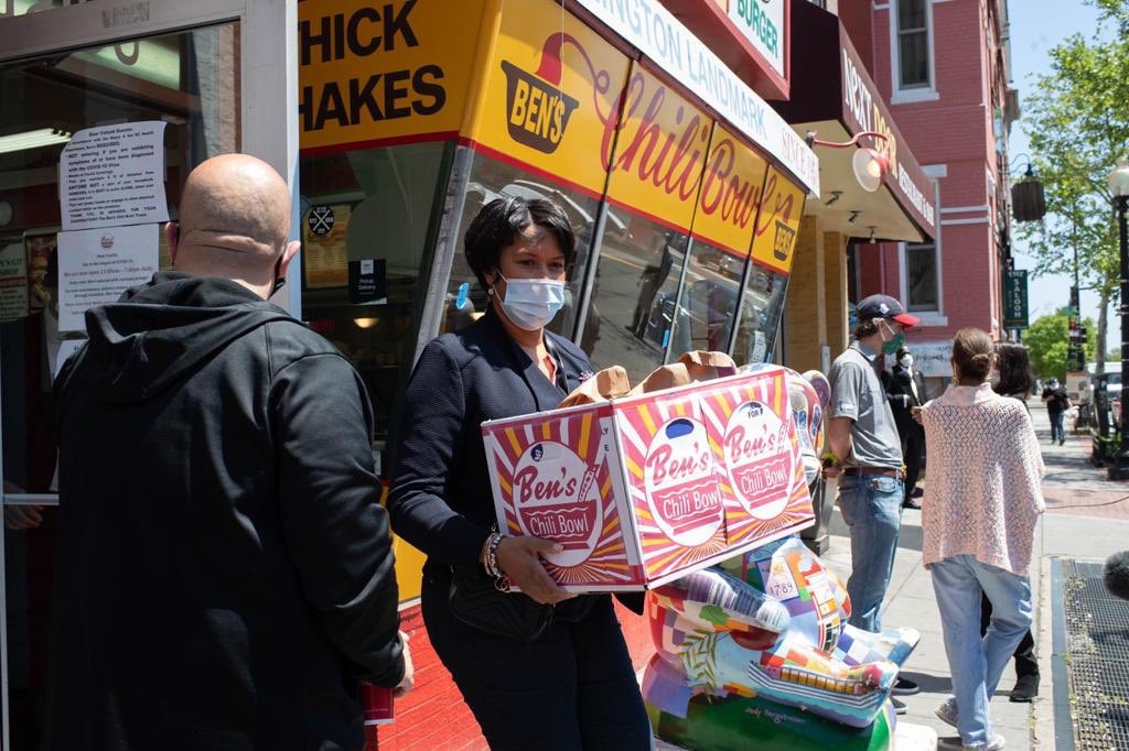 MayorBowser's tweet image. DC, these past three months haven’t been easy, and I just want to say thank you. Thank you for the sacrifices you’ve had to make. Thank you for risking your lives to serve others. Thank you for sowing love. Not hate. Faith not doubt. Hope. Not despair, and light. Not darkness.